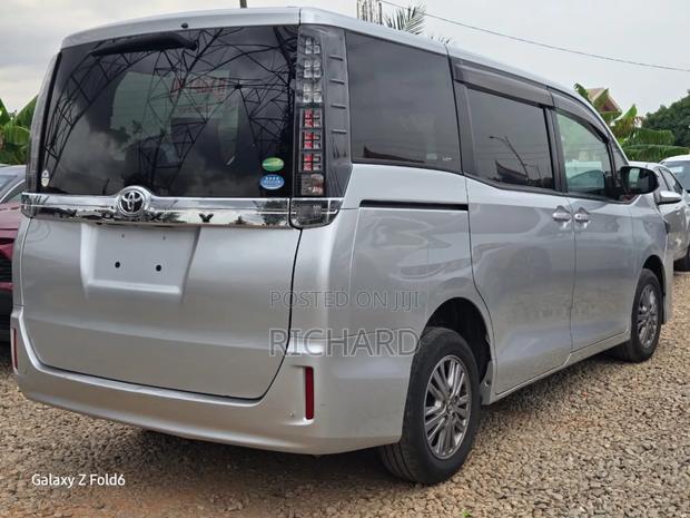 Toyota Voxy SV Premium 2014 Silver