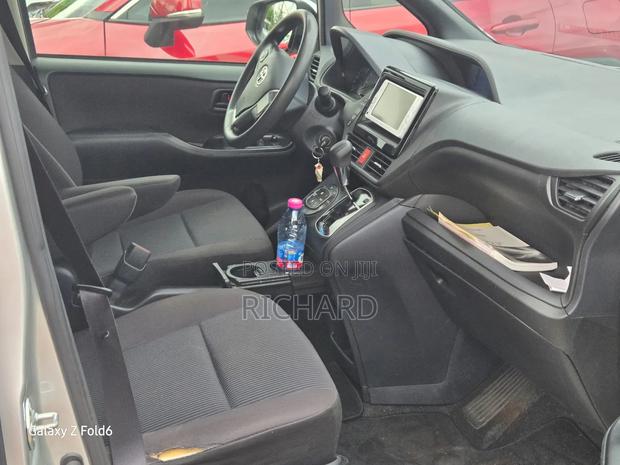 Toyota Voxy SV Premium 2014 Silver