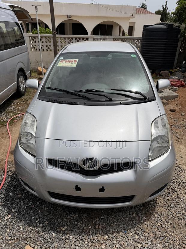 Toyota Vitz 1.5 FWD 5dr 2010 Silver
