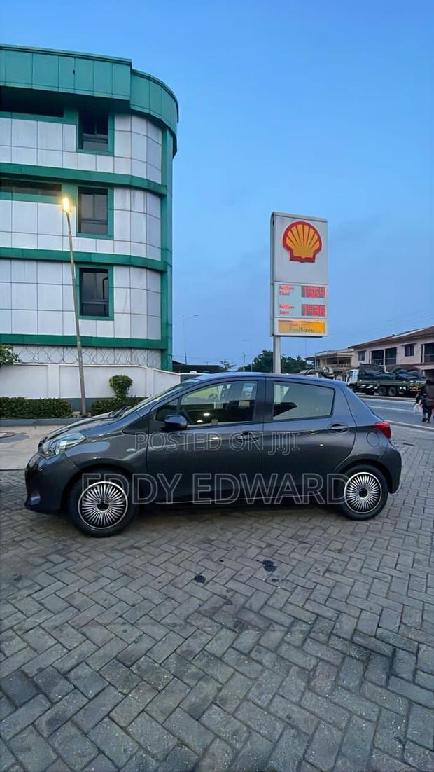 Toyota Yaris 2015 Gray