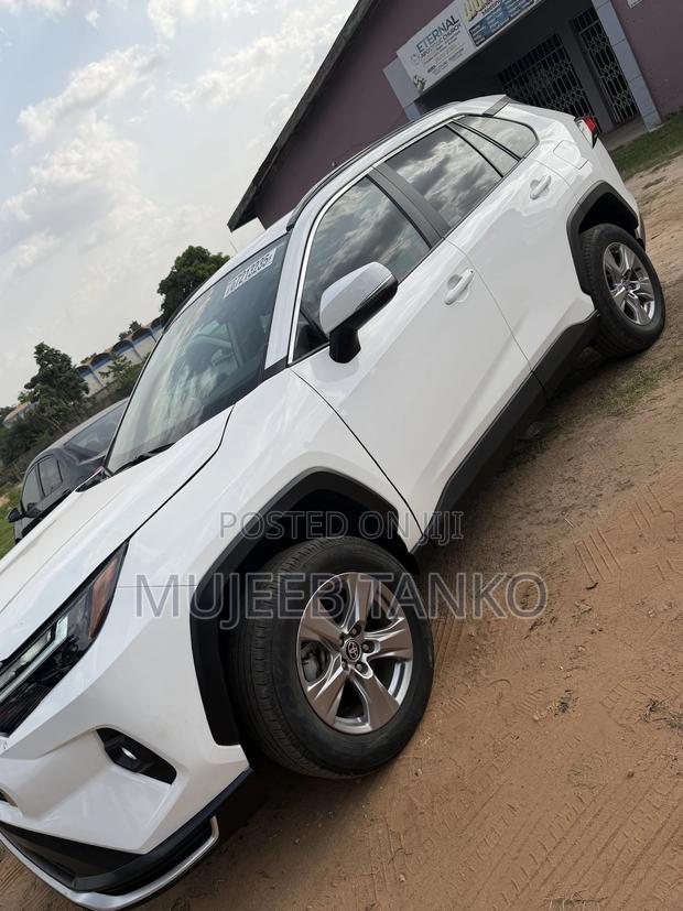 Toyota RAV4 XLE AWD 2023 White
