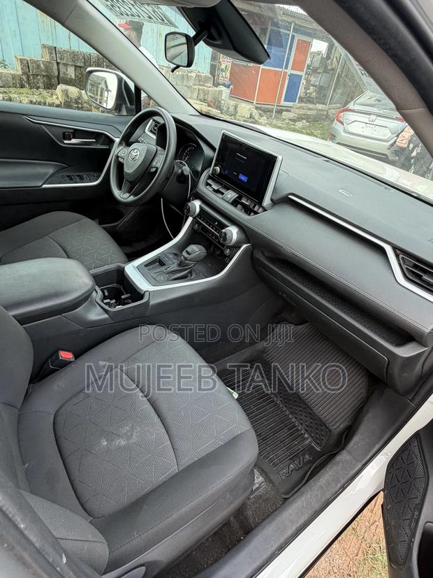 Toyota RAV4 XLE AWD 2023 White