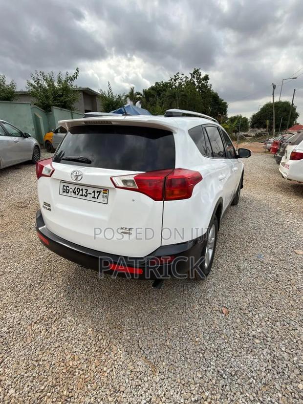 Toyota RAV4 XLE 4dr SUV (2.5L 4cyl 6A) 2015 White