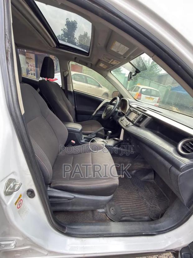 Toyota RAV4 XLE 4dr SUV (2.5L 4cyl 6A) 2015 White