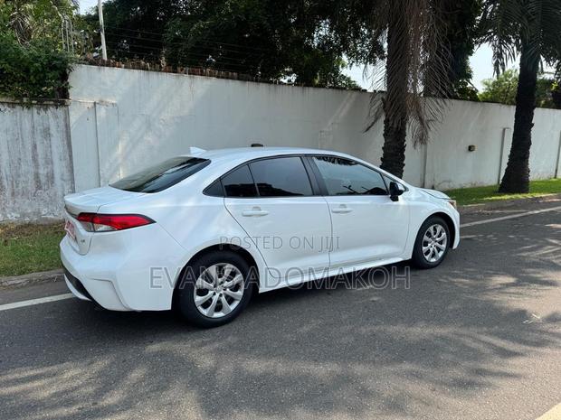 Toyota Corolla LE 2021 White