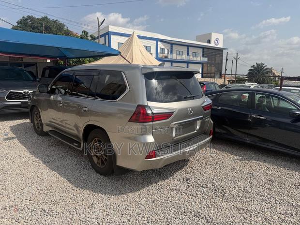 Lexus LX 570 AWD 2017 Gold