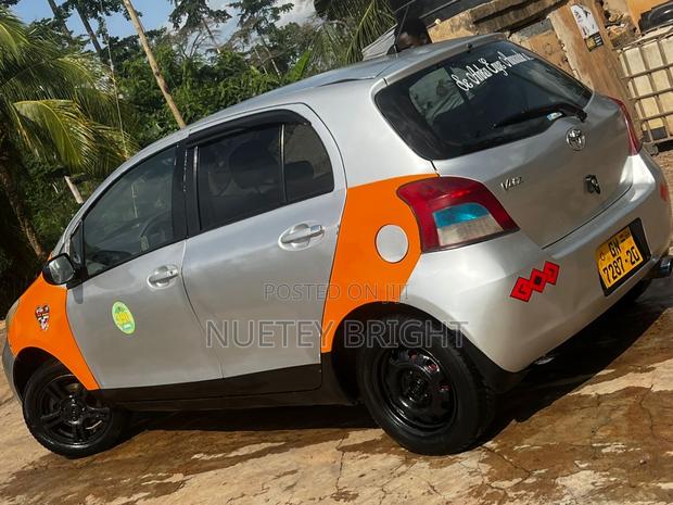 Toyota Vitz 1.3 FWD 3dr 2012 Silver
