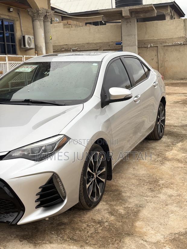 Toyota Corolla SE (1.8L 4cyl 2A) 2018 Silver