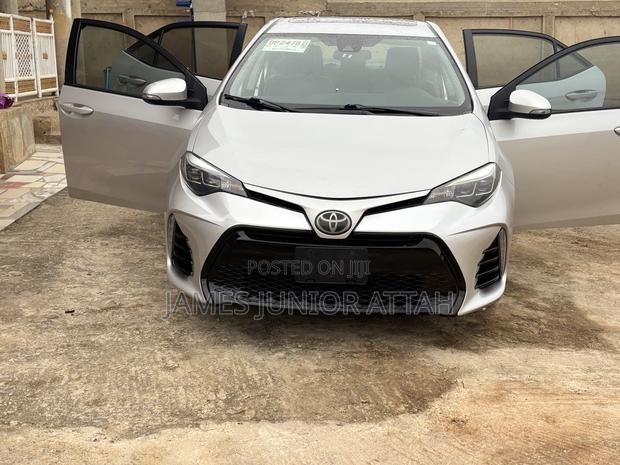 Toyota Corolla SE (1.8L 4cyl 2A) 2018 Silver