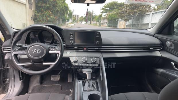 Hyundai Elantra SEL 2023 Gray