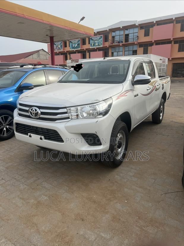New Toyota Hilux 2025 White