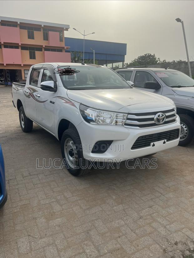 New Toyota Hilux 2025 White