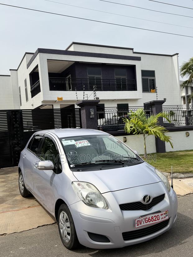 Toyota Vitz 1.3 AWD 5dr 2012 Silver