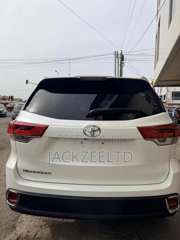 Toyota Highlander LE 2019 White