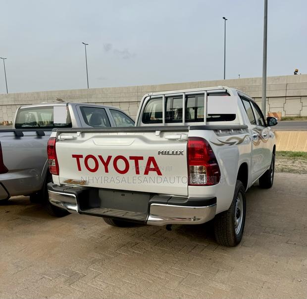 New Toyota Hilux 2025 White