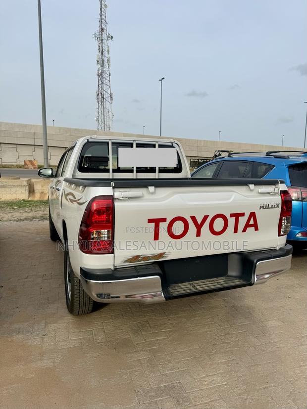 New Toyota Hilux 2025 White