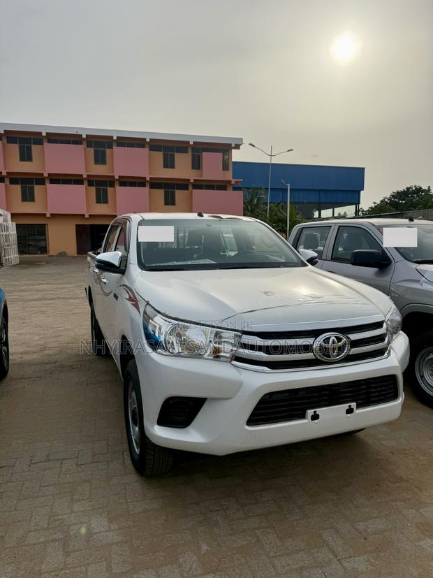 New Toyota Hilux 2025 White