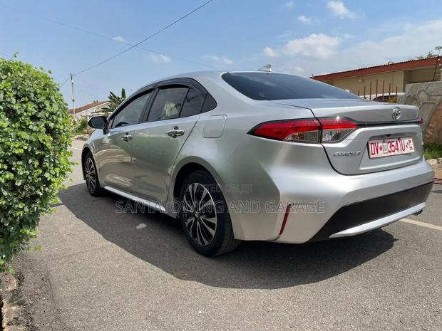 Toyota Corolla LE 2022 Silver