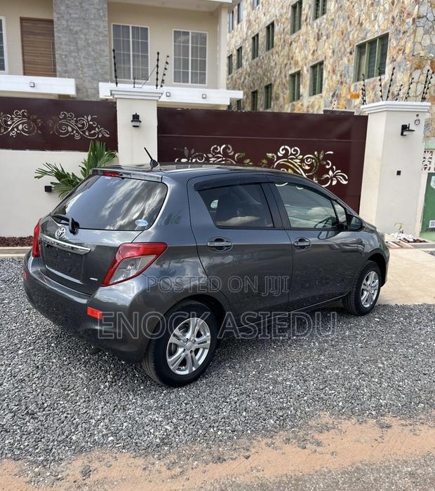Toyota Vitz 1.3 FWD 3dr 2013 Gray