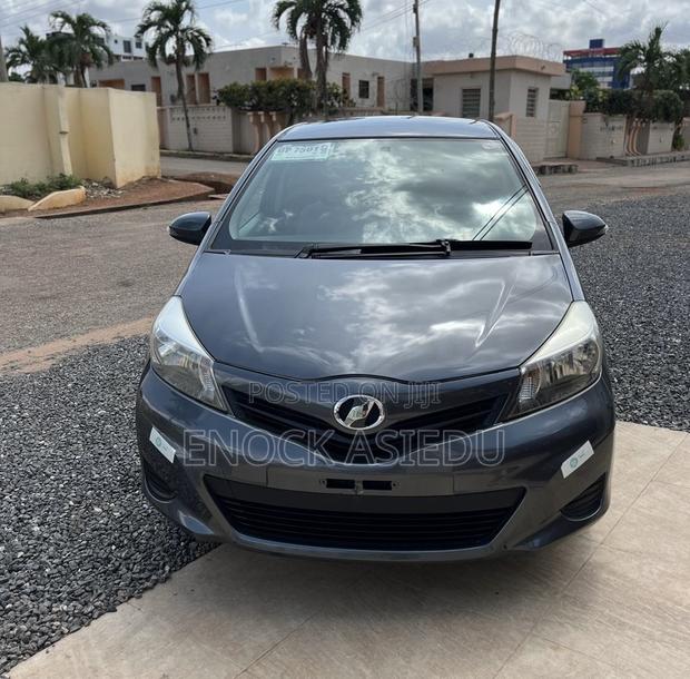 Toyota Vitz 1.3 FWD 3dr 2013 Gray