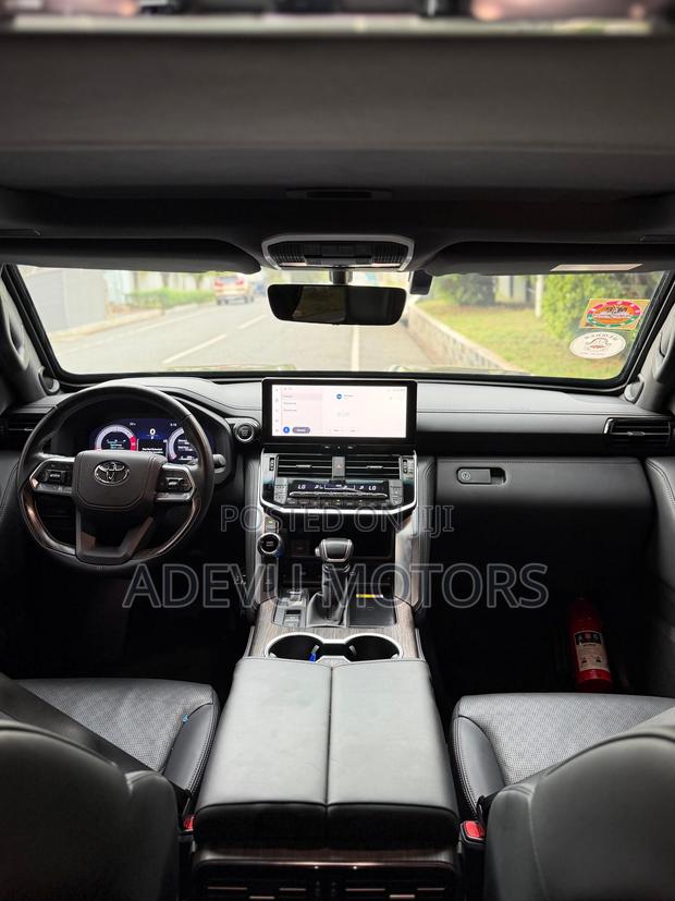 Toyota Land Cruiser LC300 2025 Black