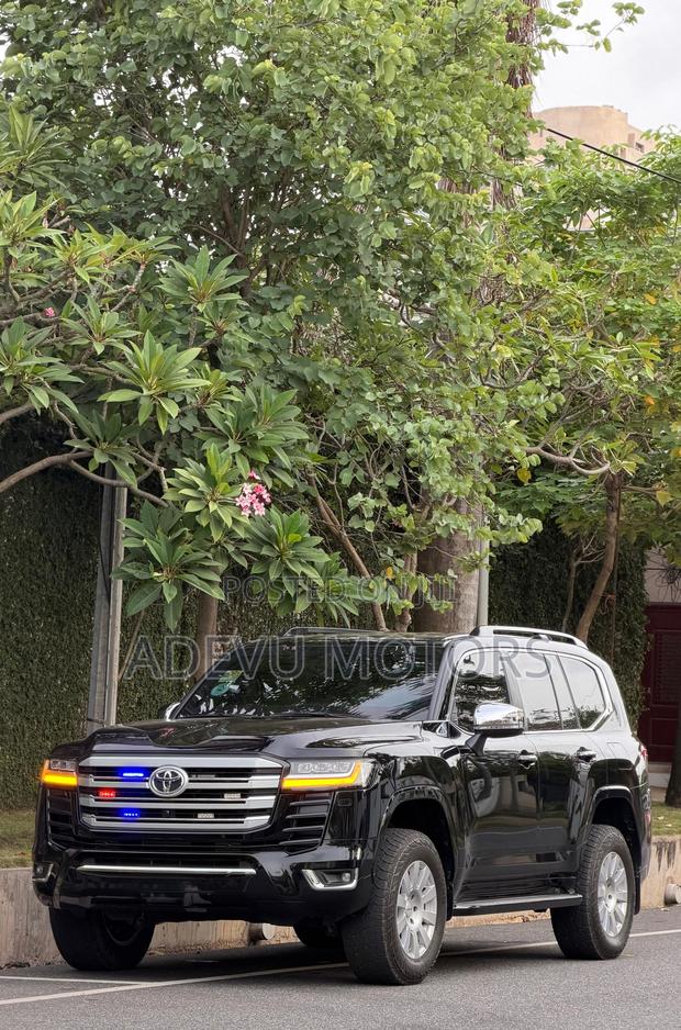 Toyota Land Cruiser LC300 2025 Black