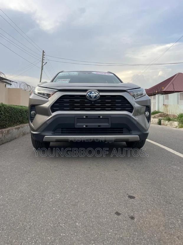 Toyota RAV4 XLE Premium 2022 Gold