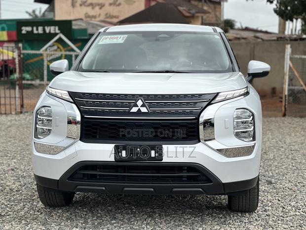 Mitsubishi Outlander 2022 White