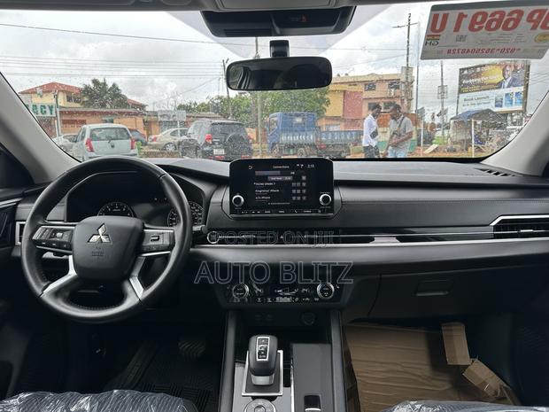 Mitsubishi Outlander 2022 White