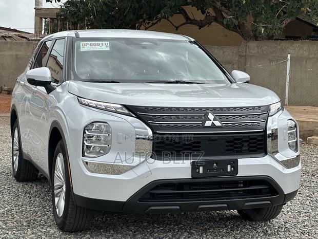 Mitsubishi Outlander 2022 White