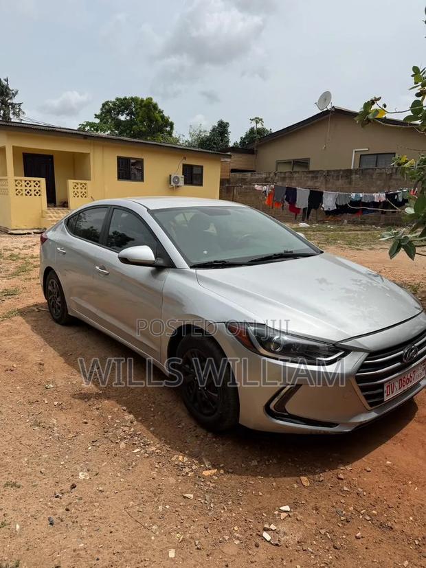Hyundai Elantra SE Sedan FWD (2.0L 4cyl 6M) 2017