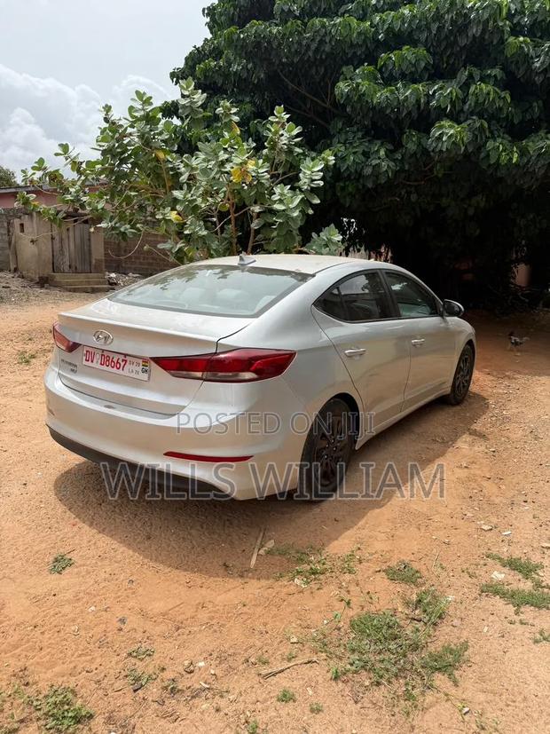 Hyundai Elantra SE Sedan FWD (2.0L 4cyl 6M) 2017