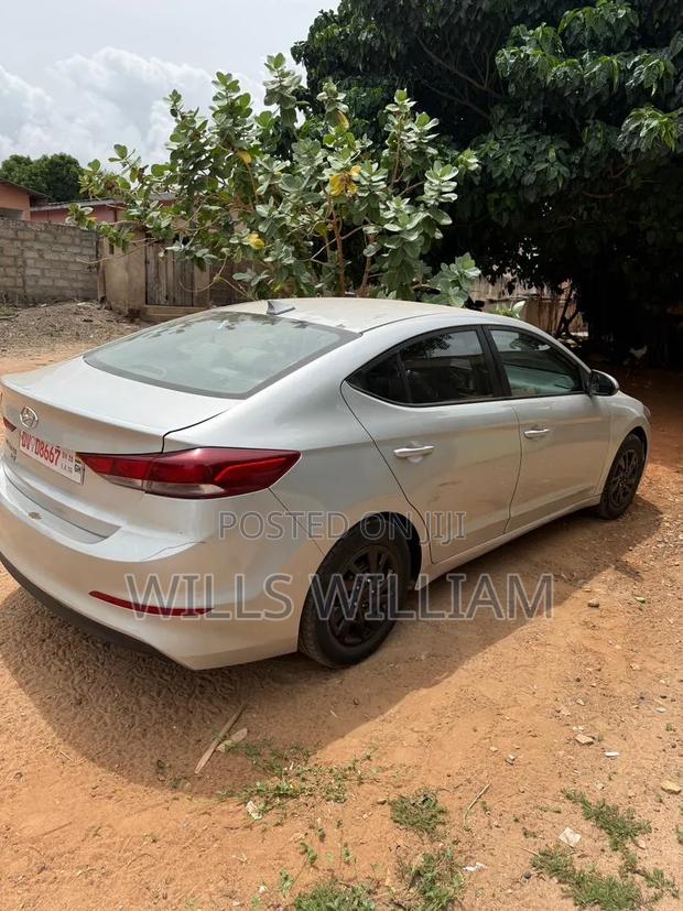 Hyundai Elantra SE Sedan FWD (2.0L 4cyl 6M) 2017