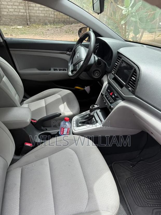 Hyundai Elantra SE Sedan FWD (2.0L 4cyl 6M) 2017