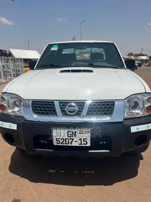 Nissan Hardbody 2015 White