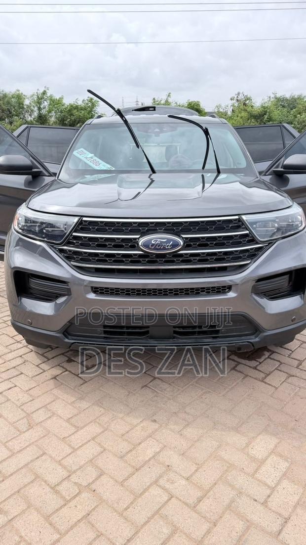 Ford Explorer XLT 4x4 2020 Gray
