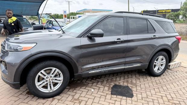 Ford Explorer XLT 4x4 2020 Gray
