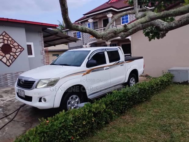Toyota Hilux 2012 White