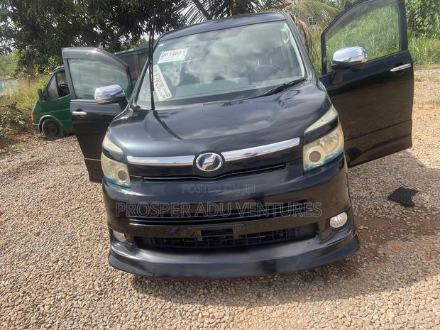 Toyota Voxy 2010 Black