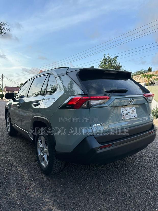 Toyota RAV4 XLE Premium 2021 Green
