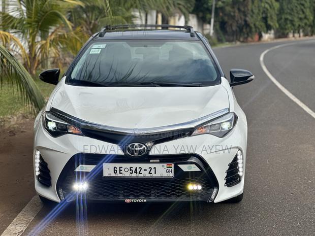 Toyota Corolla LE 4dr Sedan (1.8L 4cyl CVT) 2015 White