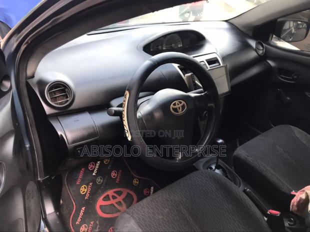 Toyota Yaris Base Sedan 4dr 2010 Blue