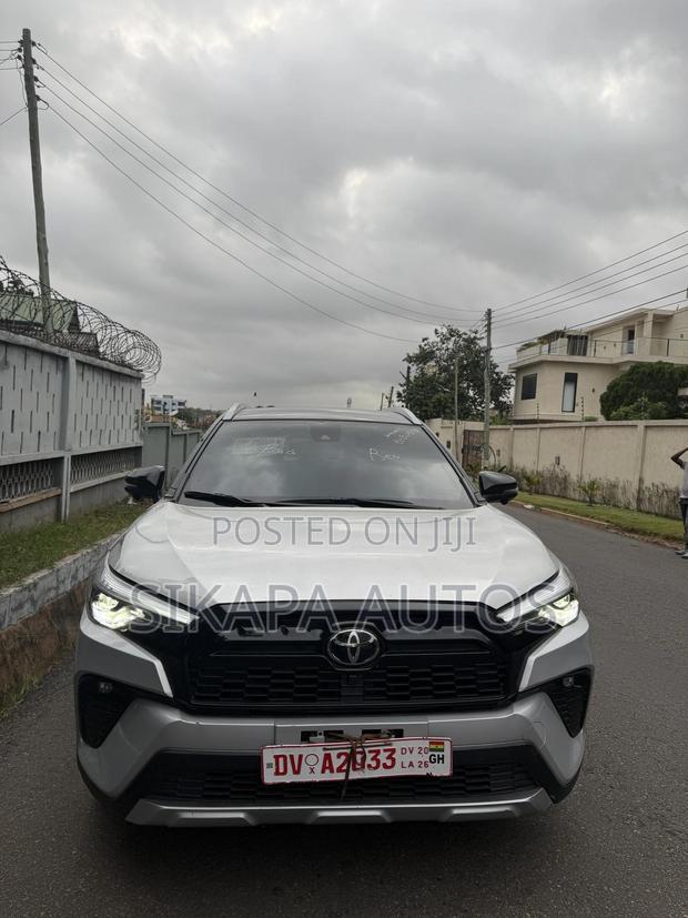 Toyota Corolla Cross Hybrid XSE AWD 2025 Silver