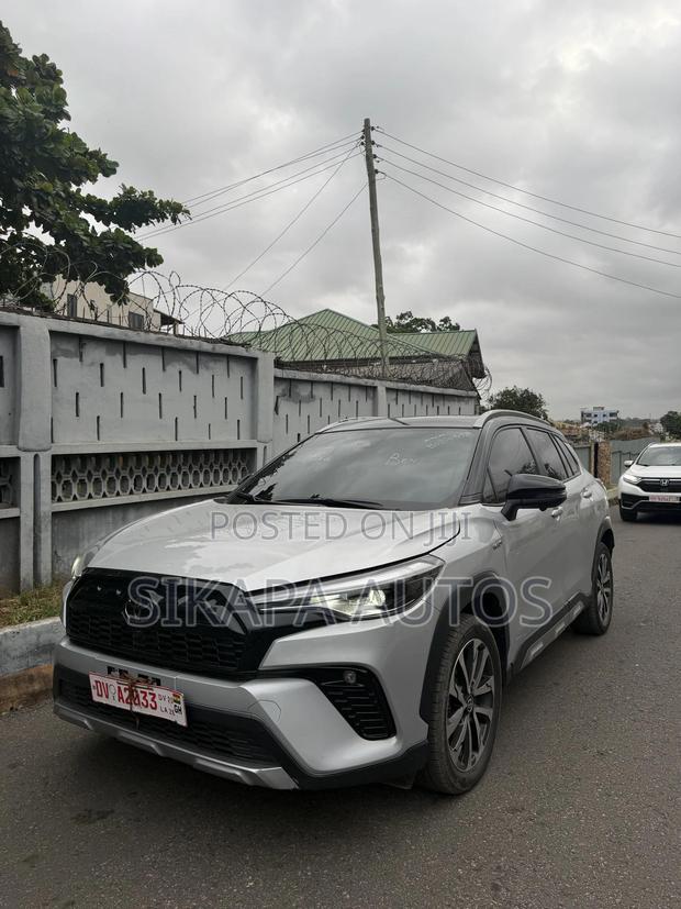 Toyota Corolla Cross Hybrid XSE AWD 2025 Silver