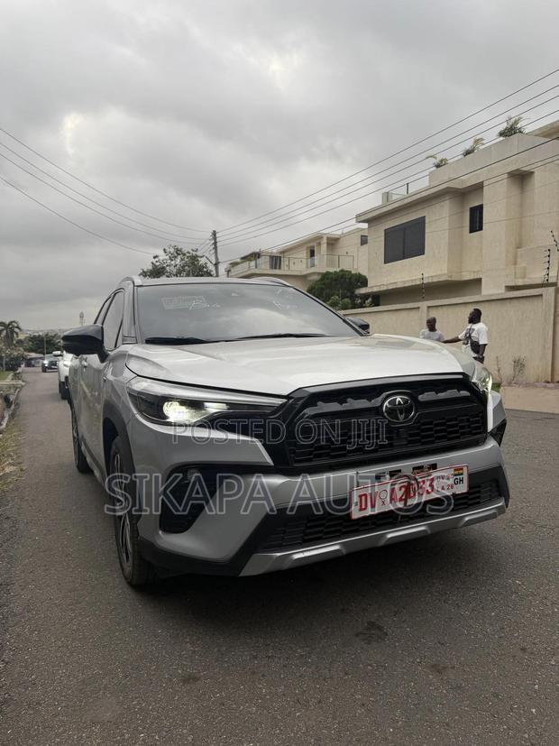 Toyota Corolla Cross Hybrid XSE AWD 2025 Silver