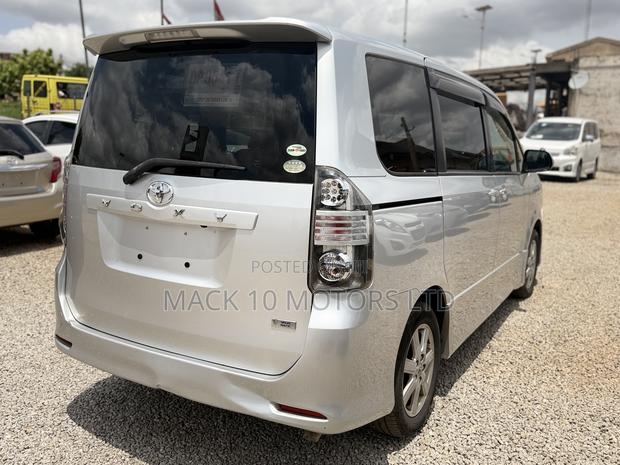 Toyota Voxy 2012 Silver