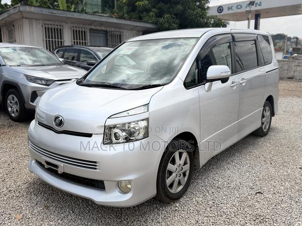 Toyota Voxy 2012 Silver