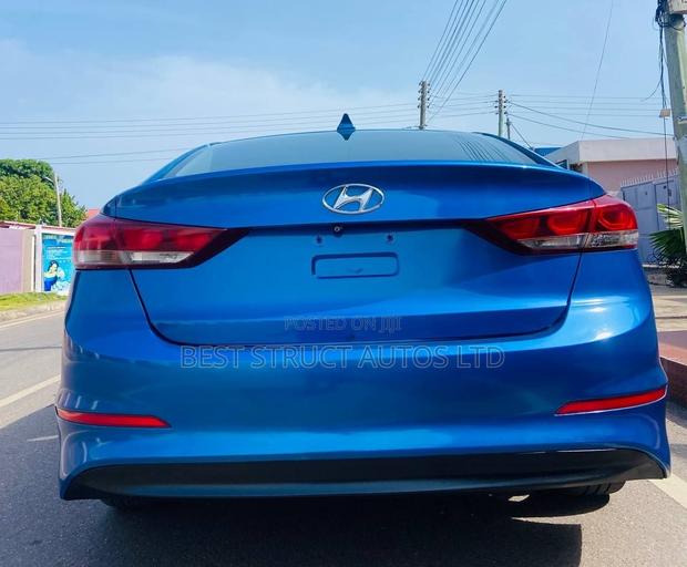 Hyundai Elantra SE Sedan FWD (2.0L 4cyl 6M) 2017 Blue