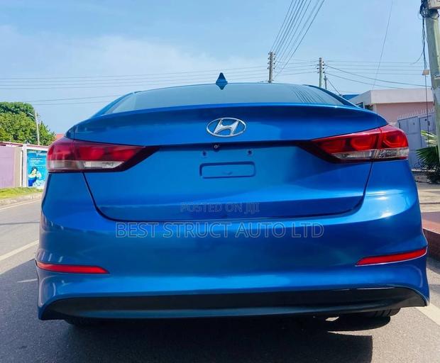 Hyundai Elantra SE Sedan FWD (2.0L 4cyl 6M) 2017 Blue