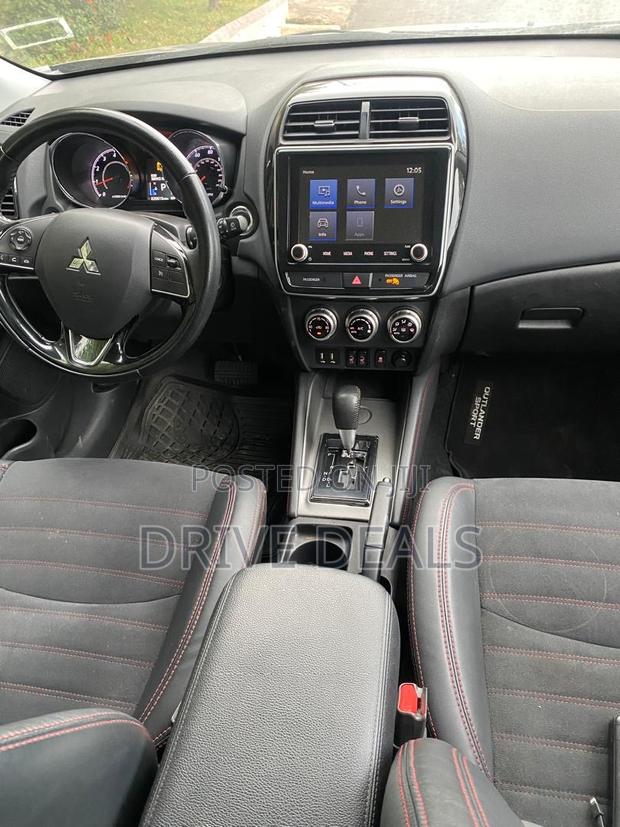 Mitsubishi Outlander SE 2022 Silver